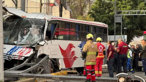 Un muerto y dos heridos tras impacto de un camión en Gustavo A. Madero