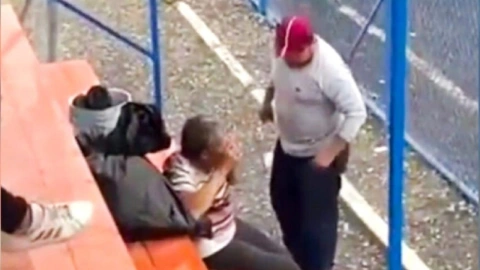 hombre golpea a adulto mayor por festejar un gol