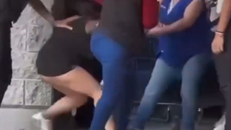 Detienen a mujer que intentó robar mercancía en una tienda de Morelos.