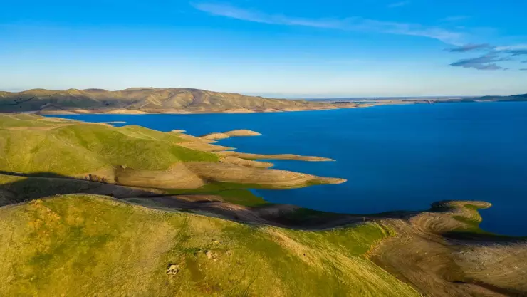 el hermoso embalse de agua artificial de San Luis, California.