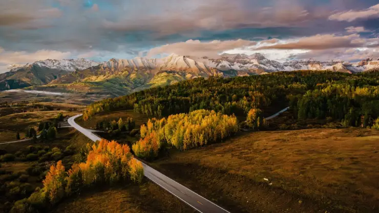 Telluride en Colorado es un destino que combina el encanto pintoresco de un pequeño pueblo europeo con la majestuosidad de las Montañas Rocosas
