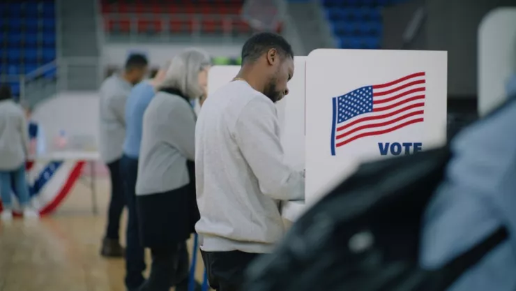 Personas votan en las elecciones de Estados Unidos.