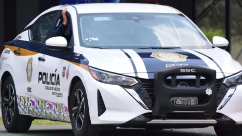 Policías de CDMX son captados en plena intimidad a bordo de nueva patrulla