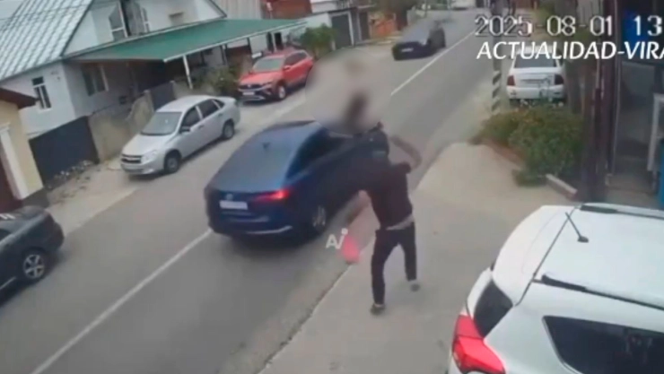 Mujer es brutalmente atropellada y sale volando varios metros; su pareja agredió al responsable | VIDEO FUERTE