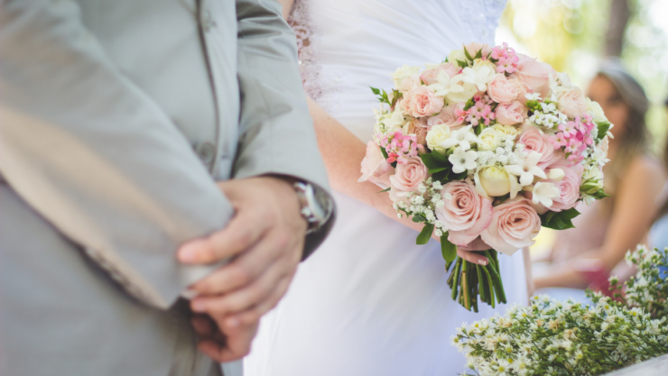 Novio es amamantado por su mama