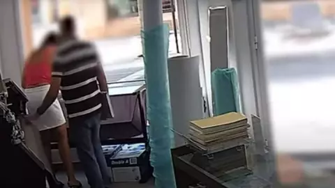 Graba mujeres debajo de la falda.