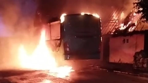 Autobús se incendia y llamas alcanzan casa de paja en Kinchil (FOTOS)