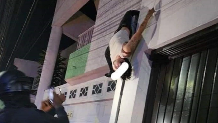 delincuente queda colgado en fachada de casa
