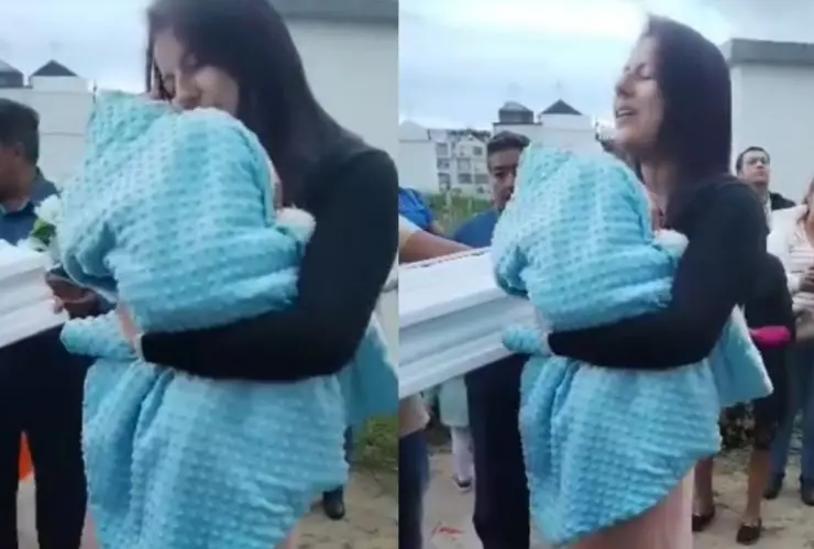 Mujer arrulla a su bebé fallecido por última vez