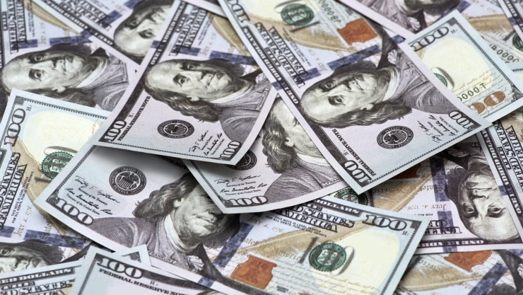 Varios billetes de 100 dólares.