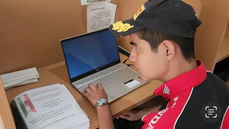 Invidente traduce la Constitución a Braille
