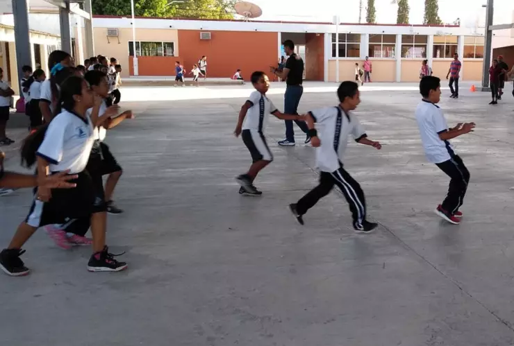 Grupo de estudiantes saliendo al recreo en una escuela en méxico