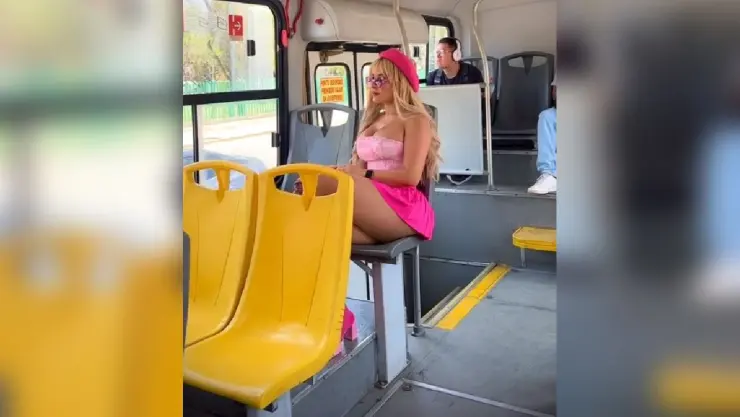 Barbie humana en camion.