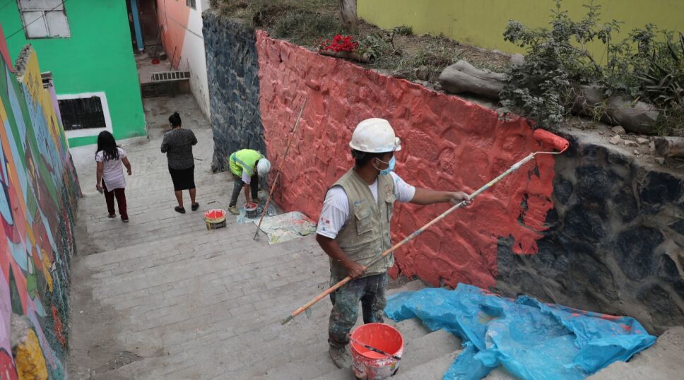 Colores barrio de Perú enorme mural