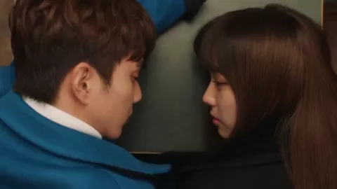 Y por último, el momento más hermoso: cuando AG-3, ya sin control, confesó a un Min Kyu ebrio la verdad: “¡No soy un robot!”, mientras se recostaba a su lado, desbordando emoción. 

¿Qué otros momentos agregarías tú, con circuitos o con emociones en el corazón? 
Crédito: MBC Global Media