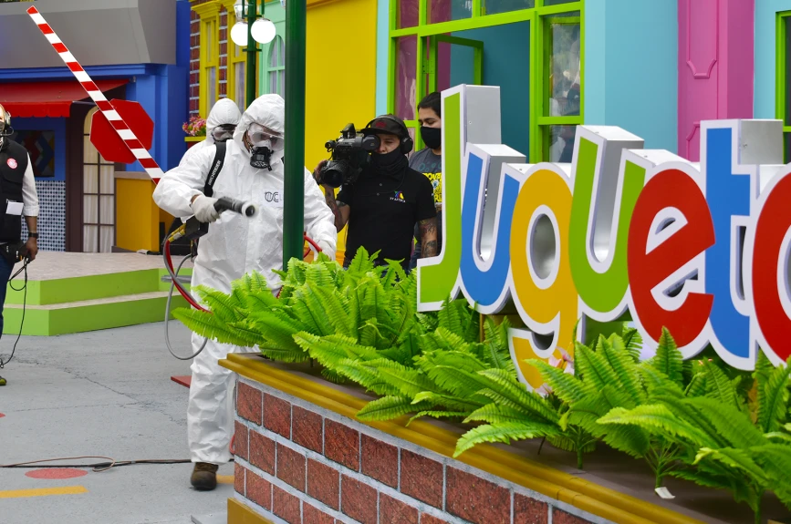 ASÍ ES COMO “CLEAN ADN” SANITIZA EL CONTENEDOR DEL JUGUETÓN AZTECA