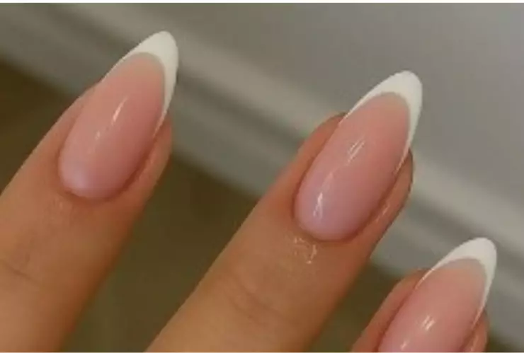 uñas minimalistas francesas