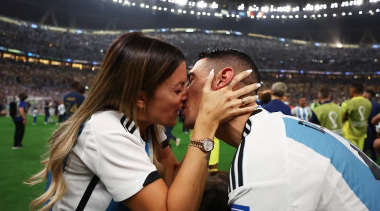 Ángel Di María con su esposa en la Final de Qatar 2022