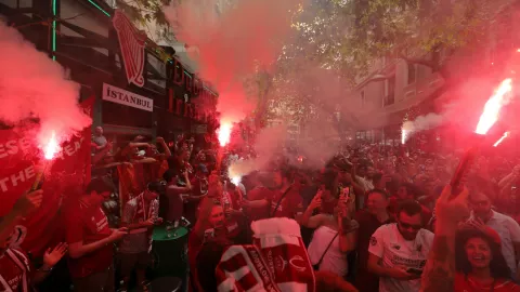 Fans de Liverpool y Chelsea se re&uacute;nen en Estambul, Turqu&iacute;a, por el partido de la Super Copa de la UEFA. Imagen: Reuters