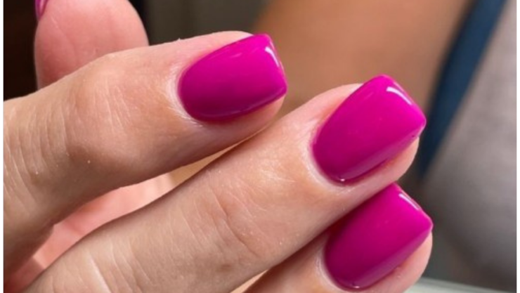 diseño de uñas fucsia