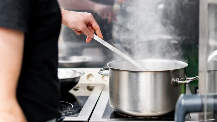 Hombre cocinando en una cacerola