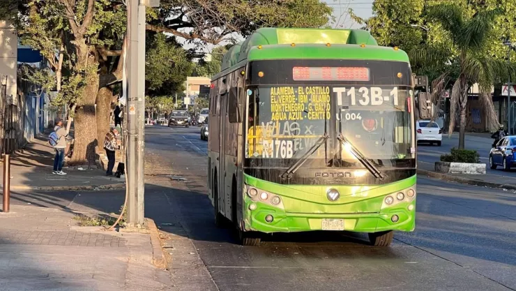 Con un número reducido de unidades, el transporte público retoma sus actividades en Guadalajara