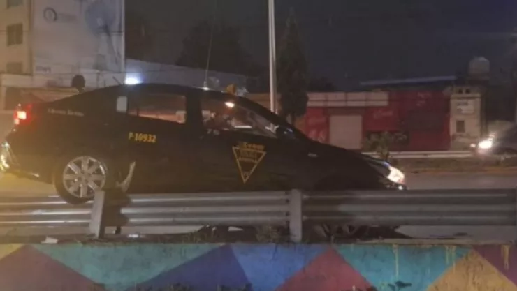 Taxi se incrustó en el puente de San Felipe Hueyotlipan en Puebla; así quedó tras accidente