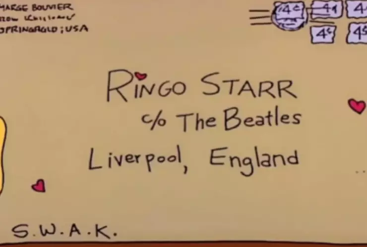 En imagen, Ringo Starr sostiene la carta que Marge Simpson le envió cuando era niña