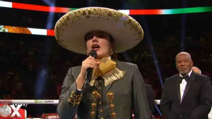 Camila Fernández se EQUIVOCA al cantar en el Himno Nacional en la pelea Canelo.jpg