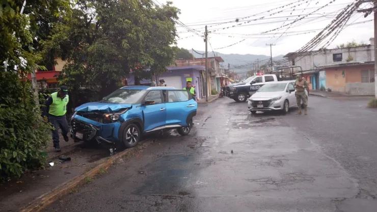 El impacto derribó un poste de energía y causó daños en una vivienda de la colonia México