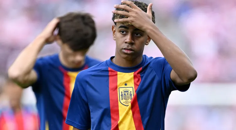 Lamine Yamal durante un calentamiento con la Selección de España