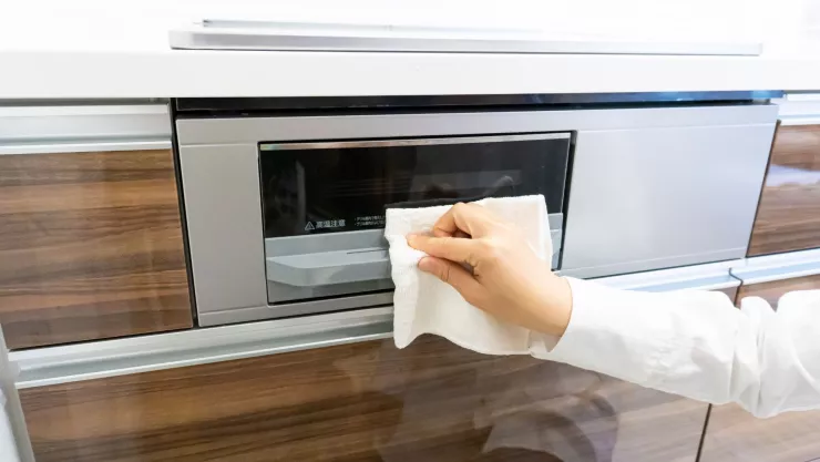 Esta es la mezcla casera y efectiva para eliminar la grasa de los vidrios en la cocina