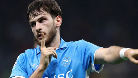 Khvicha Kvaratskhelia con la camiseta del Napoli