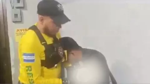 Petardos explotan sobre la mano de un joven y le amputan los dedos durante Navidad