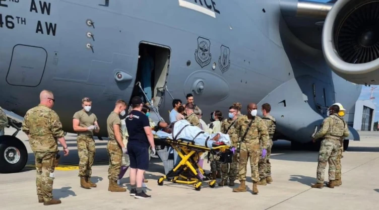 mujer_afgana_avion_kabul