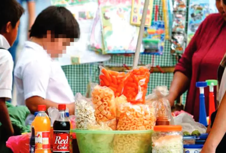 El Senado prohíbe la venta de alimentos de alto contenido calórico afuera de escuelas