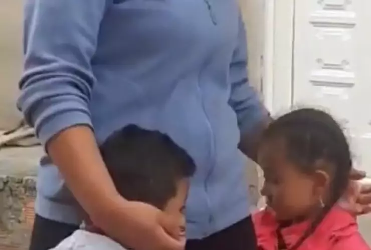 Nino pagan con canicas serenata a mama