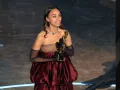 Zoe Saldaña ganó el Premio Oscar como la Mejor Actriz de Reparto, por su trabajo en ‘Emilia Pérez’ y destacó en su discurso al mencionar que es la primera mujer de origen puertoriqueño en llevarse esta presea. | Foto: Kevin Winter/Getty Image