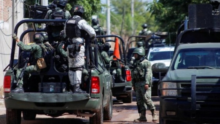 Trasladan a Estados Unidos a 26 personas ligadas a organizaciones criminales; confirma FGR. En la imagen se observa a elementos del Ejército Mexicano durante un operativo en conjunto con la Guardia Nacional.