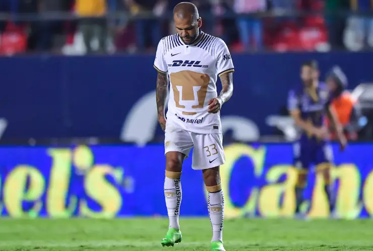 Dani Alves, en un partido con Pumas