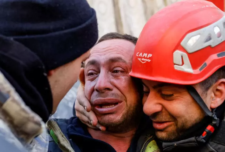 Personal de rescate trabaja entre los escombros a fin de localizar a más personas con vida