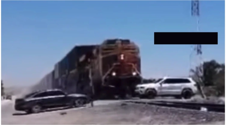 Ninguna de las personas resultó lesionadas por el choque de un tren y una camioneta en Samalayuca.