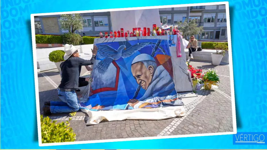 Retrato del papa Francisco afuera del Hospital Gemelli de Roma.