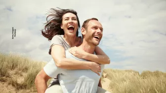 El hombre Aries busca proteger, le da todo a su mujer.