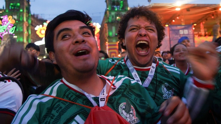 Los aficionados reaccionan mientras ven el partido entre México y Corea del Sur en una proyección pública, durante el Fan Fest de la Copa Mundial de la FIFA 2026 en el Zócalo, en la Ciudad de México, México, el 18 de junio de 2026.