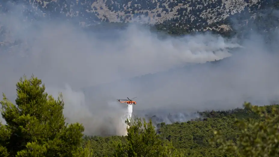 Un helicóptero contra incendios forestales en Atenas, Grecia.