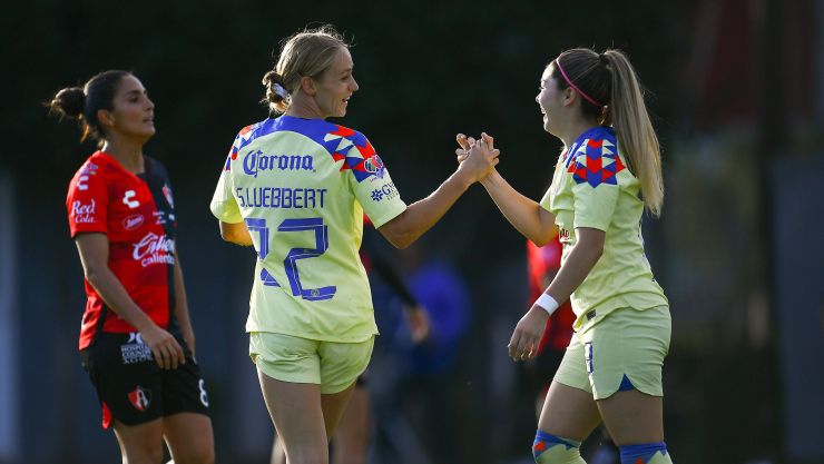Am&eacute;rica: Sarah Luebbert festeja gol con Katty Mart&iacute;nez