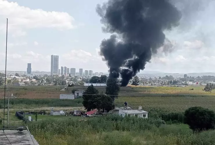 Incendio San Antonio Cacalotepec hoy 18 de octubre de 2024 consume fábrica