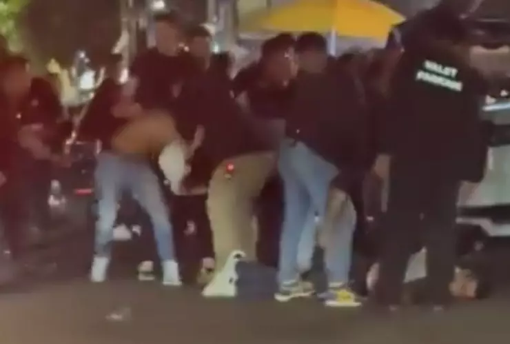 CDMX: Captan golpiza a jóvenes afuera de Bar Bunny en avenida Acoxpa