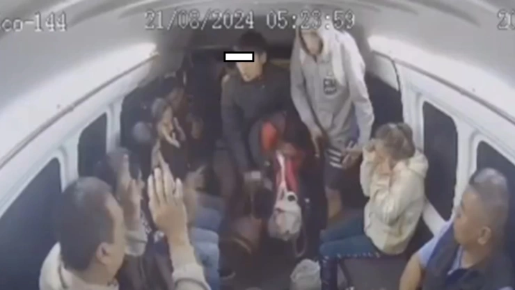 Delincuentes ASALTAN con pistola en mano combi en Edomex